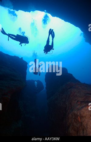 Taucher in ozeanischen blaue Loch Silhouette gegen blau außerhalb Andros Island Bahamas Stockfoto