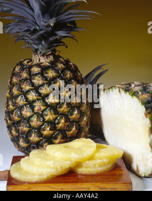 Ananas ganze und geschnittene auf Holzzuschnitt Board Exportprodukt aus Ecuador Südamerika Stockfoto