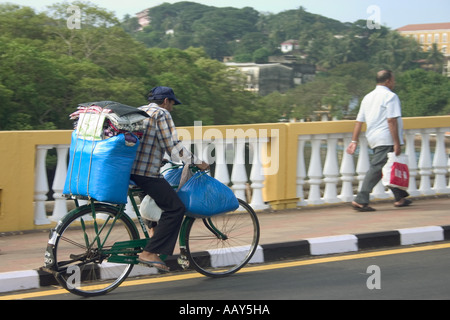 RSC78649 blaue Gepäck mit dem Fahrrad über alte Pato Brücke Goa Indien transportiert werden Stockfoto