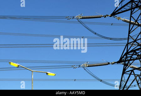 275.000 Volt power Kabel und Street Lights, Ipswich, Suffolk, UK. Stockfoto