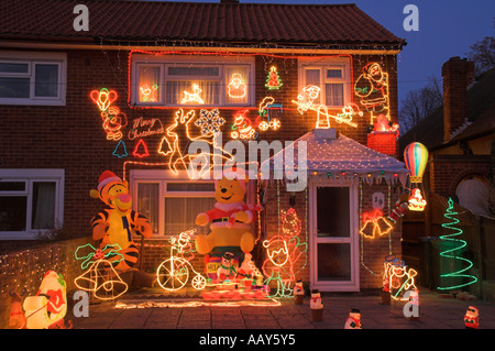 Haus mit Weihnachtsschmuck auf Haus Stockfoto