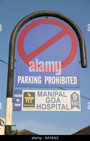 RSC78664 Schild Parken verboten am Manipal Goa Hospital, Mahatma Gandhi Road Panjim Goa Indien Stockfoto