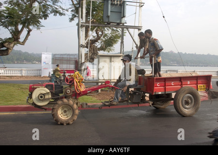 RSC78670 Transport-Wagen zusammen mit Kleingeräten zu pflügen verwendet von den Landwirten Goa Indien Stockfoto