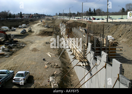 STRAßENBAU; Bau einer Überführung an einer belebten Kreuzung. Stockfoto