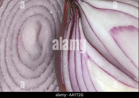 Zwei rote Zwiebeln in Scheiben geschnitten auf unterschiedliche Weise Stockfoto