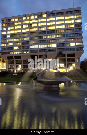 Europa-Großbritannien-England-London Brunnen Skulptur und St. Thomas hospital Stockfoto