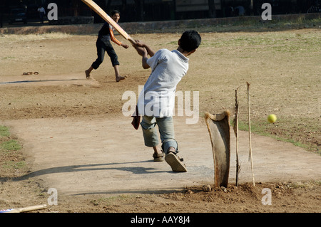 HMA78719 indische Kinder Fußballspielen auf Spielplatz Stockfoto