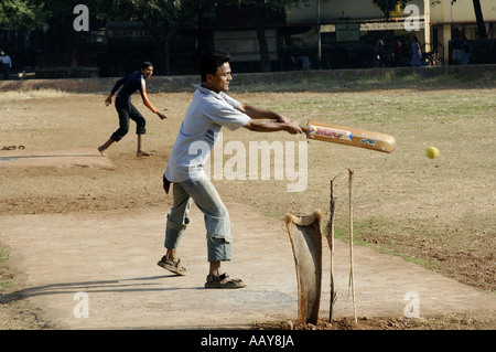 HMA78720 indische Kinder Fußballspielen auf Spielplatz Stockfoto