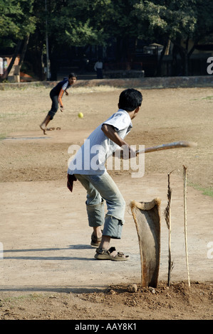 HMA78721 indische Kinder Fußballspielen auf Spielplatz Stockfoto