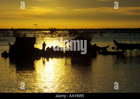 Schwimmende Häuser & Kleinboote Silhouette in den Sonnenaufgang über dem Tonle Sap See, Chong Kneas schwimmende Dorf, Siem Reap, Kambodscha Stockfoto