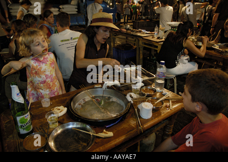 Französische Familie Essen Schaschlik auf einer Restaurantterrasse, Daqingzhen Si, muslimische Viertel, Xian, Shaanxi, China. Stockfoto