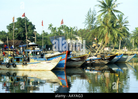 Bunte Fischerboote reflektiert im Fluss Thu Bon am frühen Morgen, Hoi An, Vietnam Stockfoto