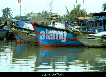 Sortieren der Netze auf Fischerbooten am Thu Bon Fluss, Fischer bedeckt Nachmittag, Hoi An, Vietnam Stockfoto