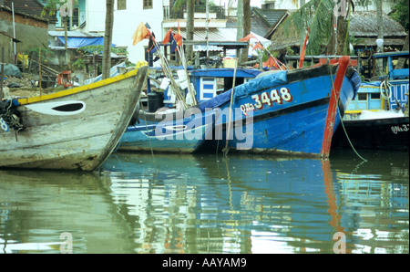 Bunte Fischerboote spiegelt sich im Fluss Thu Bon, bewölkt am Nachmittag, Hoi an, Vietnam Stockfoto