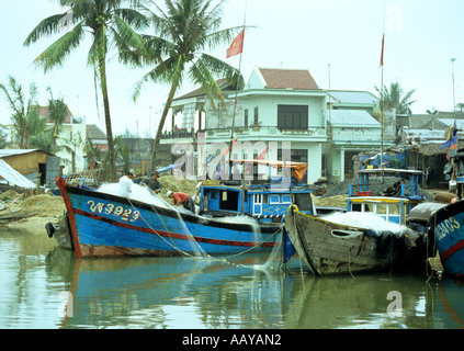 Sortieren der Netze auf Fischerbooten am Thu Bon Fluss, Fischer bedeckt Nachmittag, Hoi An, Vietnam Stockfoto