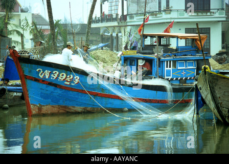 Sortieren der Netze auf Fischerboot am Thu Bon Fluss, Fischer bedeckt Nachmittag, Hoi An, Vietnam Stockfoto