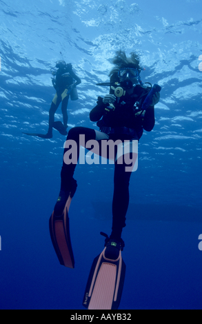 Scuba-Taucher schwimmen über Palancar Riff in der Nähe von Insel Cozumel, Mexiko. Stockfoto