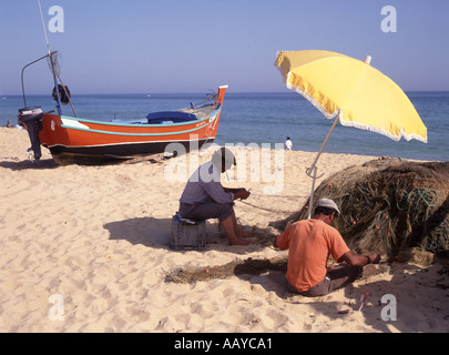 Algarve-Albufeira-2 zwei Fischer am Strand arbeiten an Fischernetze Stockfoto