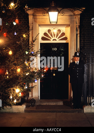 Nummer 10 zehn Downing Street Vordertür & Dienst Polizeibeamter in Uniform in der offiziellen Residenz des Premierministers Christmas Tree Lichter London England UK Stockfoto