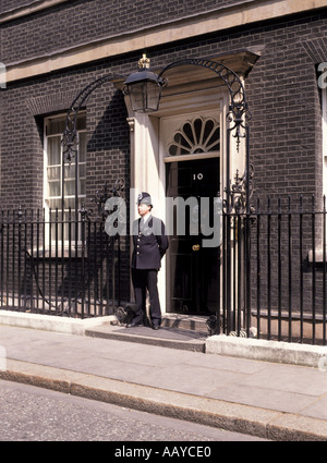 Nummer 10 zehn Downing Street Front Door & Duty Police Officer in Uniform im offiziellen Wohnsitz des Premierministers City of Westminster London England Stockfoto