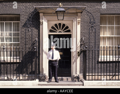 Nummer 10 Ten Downing Street Haustür und Dienst Polizeibeamter Sommer Sonnentag ohne Jacke in City of Westminster London England Stockfoto