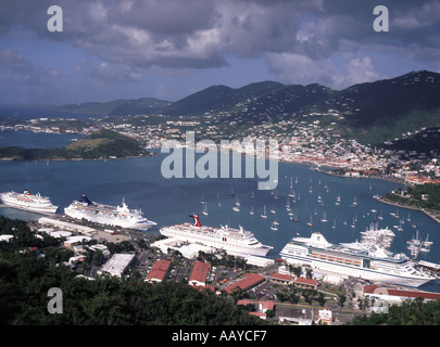 St. Thomas Charlotte Amalie Hafen von Paradise Point Kreuzfahrtschiffe und Liner im Karibikhafen Vereinigte Staaten von Amerika amerikanische Jungferninseln Stockfoto