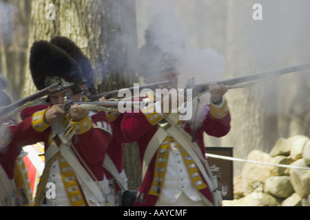 Britische Soldaten feuern Gewehre während der Schlacht Reenactment Minute Man National Historical Park Massachusetts USA Stockfoto