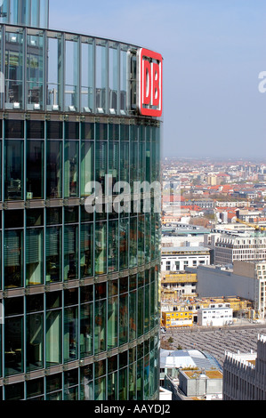 DB-Tower am Potsdamer Platz-Detail der Fassade mit Logo Hauptsitz der deutschen Eisenbahnen Deutschland Berlin Tiergarten Stockfoto