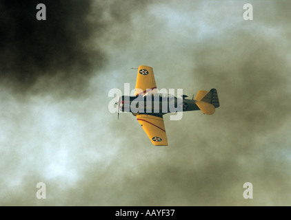 Frankreich Europa T6 Texan im Rauch des Feuers Stockfoto
