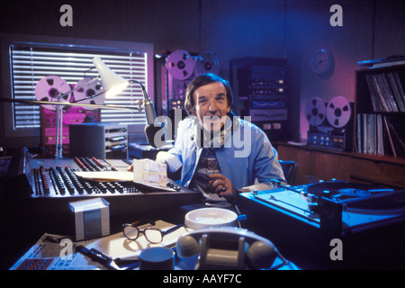 Discjockey Alan Freeman im Radiostudio PER0040 Stockfoto