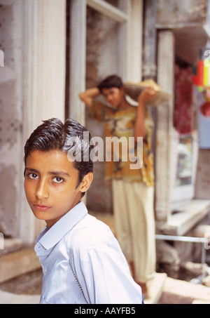 INDIEN RAJASTHAN JODHPUR BOY UND KIND ARBEITER Stockfoto