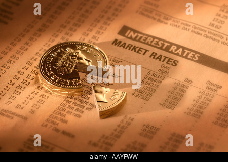Pfund-Münze mit Segment auf Finanzseiten der Zeitung ausgeschnitten Stockfoto