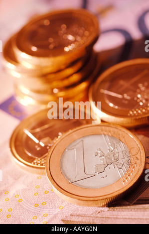 Stillleben mit Euro-Münzen in Euro-Banknoten Stockfoto