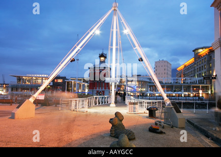 Südafrika Kapstadt Victoria Albert Waterfront Swing bridge Uhrturm twilight Stockfoto