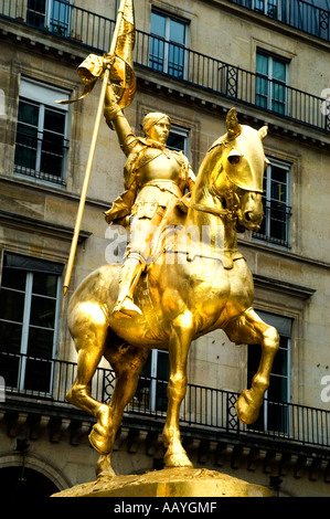 Vergoldete Bronzestatue von Jeanne d'Arc Jeanne d'Arc Jeanne d'Arc Gold Jeanne d'Arc 1412 -1431 die Magd von Orléans Place des Pyramides in Paris, Frankreich Stockfoto