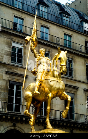 Vergoldete Bronzestatue von Jeanne d'Arc Jeanne d'Arc Jeanne d'Arc Gold Jeanne d'Arc 1412 -1431 die Magd von Orléans Place des Pyramides in Paris, Frankreich Stockfoto