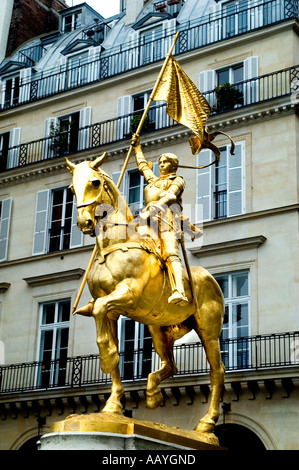 Vergoldete Bronzestatue von Jeanne d'Arc Jeanne d'Arc Jeanne d'Arc Gold Jeanne d'Arc 1412 -1431 die Magd von Orléans Place des Pyramides in Paris, Frankreich Stockfoto