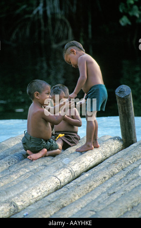 Indigene Kinder spielen am Fluss Orinoco, Amazonas, Venezuela. Stockfoto