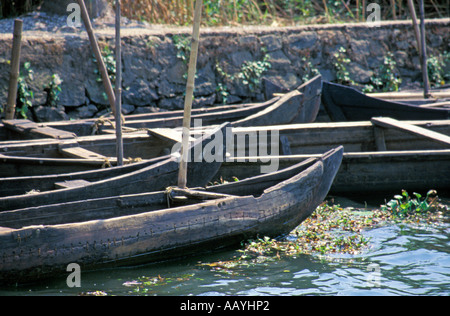 Boote vor Anker in den Backwaters Keralas. Stockfoto