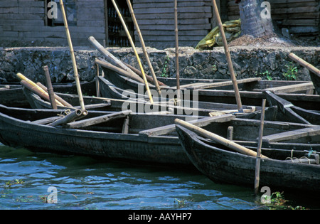 Boote vor Anker in den Backwaters Keralas. Stockfoto