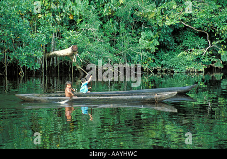 Indigene Kinder spielen am Fluss Orinoco, Amazonas, Venezuela. Stockfoto