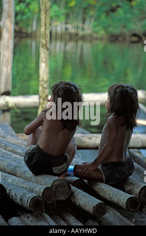 Indigene Kinder spielen am Fluss Orinoco, Amazonas, Venezuela. Stockfoto