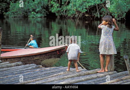 Indigene Kinder spielen am Fluss Orinoco, Amazonas, Venezuela. Stockfoto