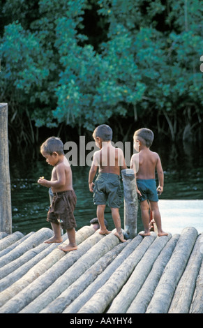 Indigene Kinder spielen am Fluss Orinoco, Amazonas, Venezuela. Stockfoto