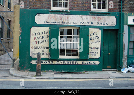 Donovan Brüder - die festgestellten Haus für Säcke aus Papier shop Front in Spitalfields vor der Restauration Stockfoto