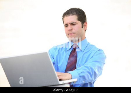 Jungunternehmer, die Arbeit am Laptop mit frustriert Blick auf Gesicht Stockfoto