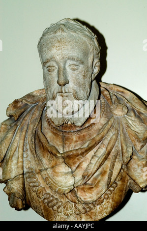 König Henri III. Von Frankreich in kunstvoller Paraderüstung, die im späten 16. Jahrhundert von Germain Pilon Musée du Louvre, Paris, Frankreich, geschaffen wurde. Stockfoto