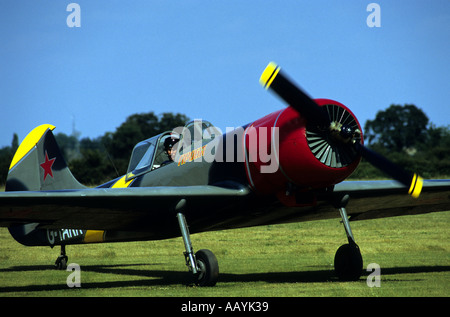 Ein Russe gebaut Yak-52 Flugzeuge Teil des Aerostars Display Teams, Rougham Flugplatz in der Nähe von Bury St Edmunds, Suffolk, UK. Stockfoto