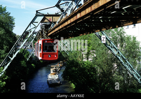 Die Schwebebahn, eine Einschienenbahn, die über der Wupper in der deutschen Stadt Wuppertal, Nordrhein-Westfalen. Stockfoto