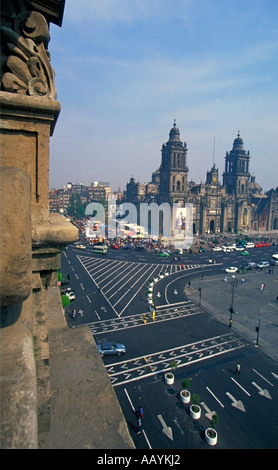 Ungewohnt ruhig Zocalo, Plaza De La Constituciónin in Mexiko-Stadt am Weihnachtsmorgen. Stockfoto